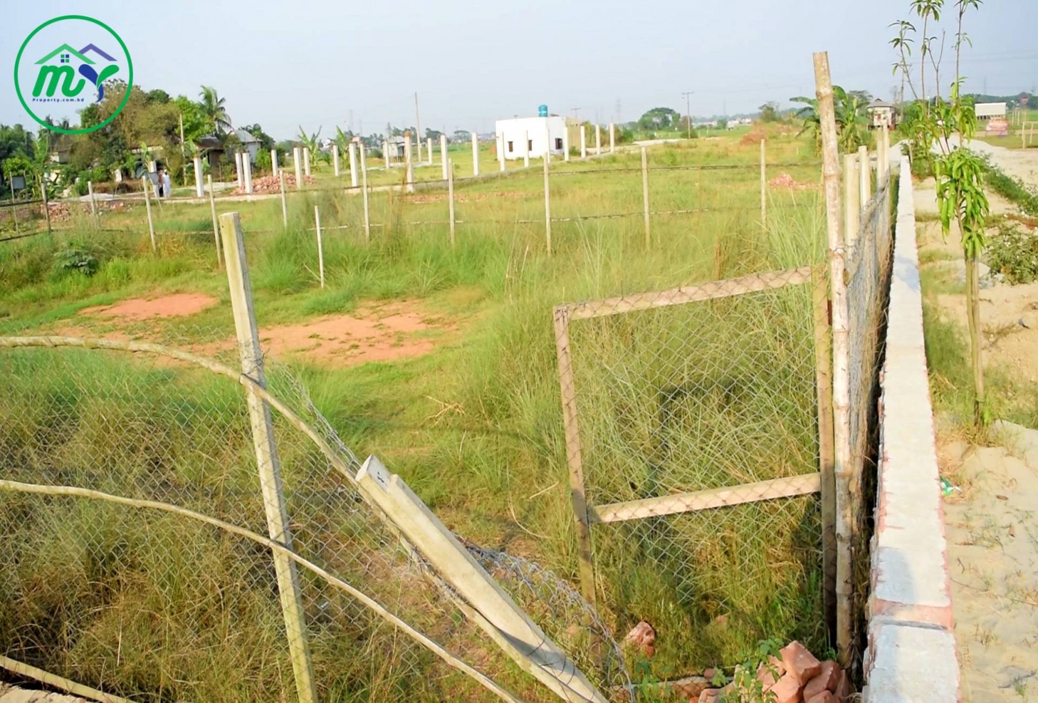 আটি বাজার এ মেইন রোড এর পাশে ৩ কাঠার রেডি প্লট এখনি বাড়ি করার উপযোগী।